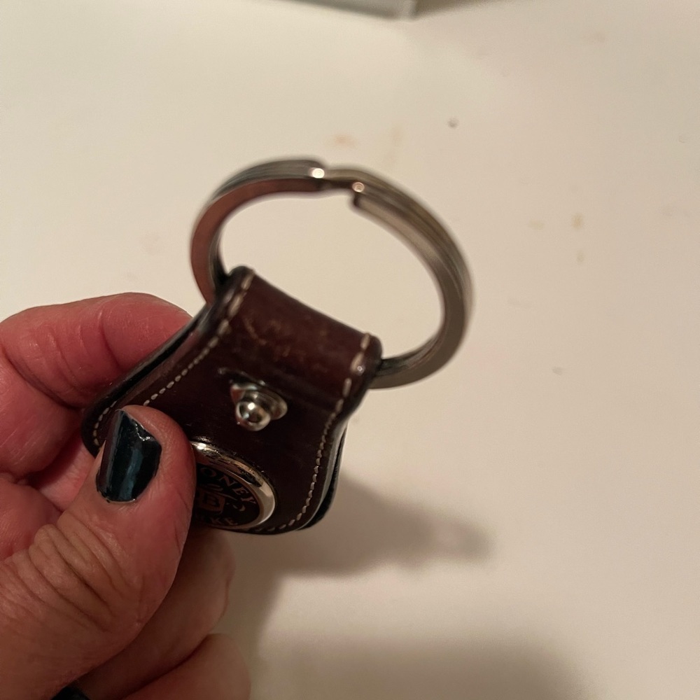 Dooney and bourke keys ring with beautiful brown leather kay holder - Picture 3 of 7